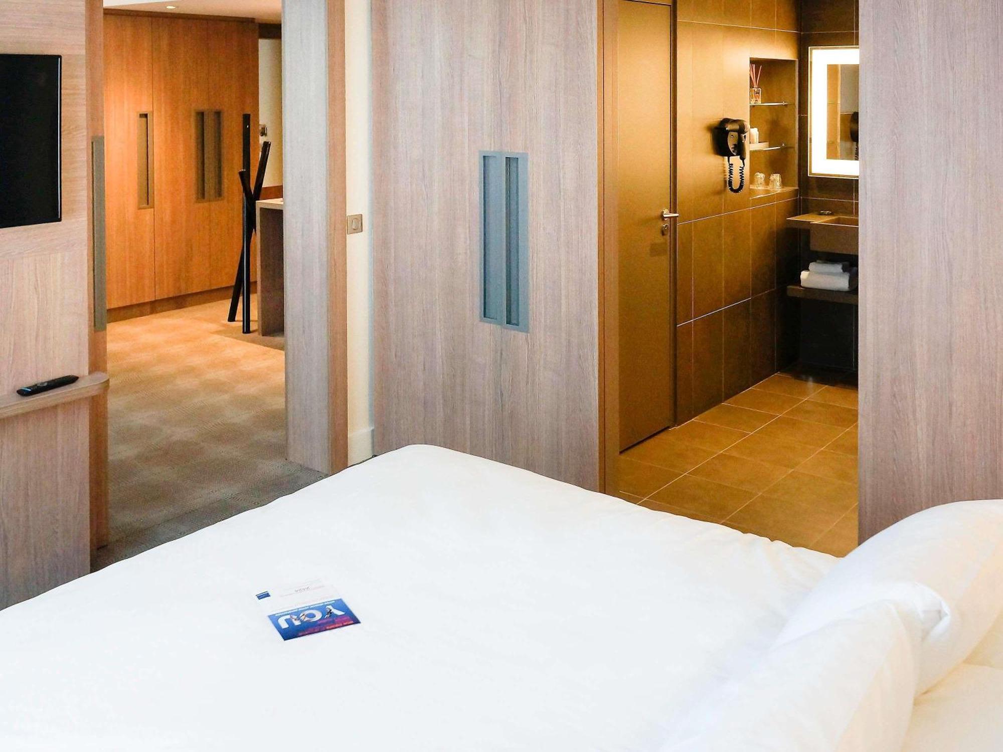 Novotel Сакле Екстериор снимка